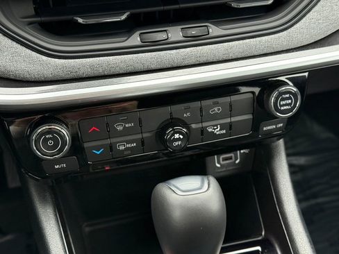 Used 2024 Jeep Compass Latitude image 30