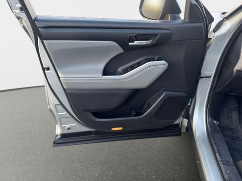 Used 2021 Toyota Highlander XLE image 16