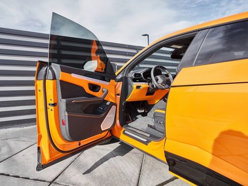 Used 2025 Lamborghini Urus SE image 28