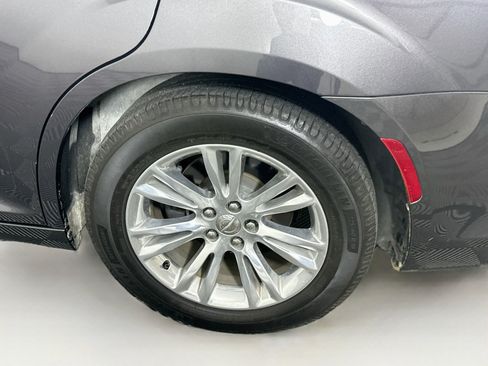 Used 2017 Chrysler 300 C RWD image 11