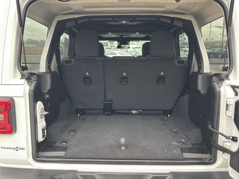 Used 2025 Jeep Wrangler Sahara image 12