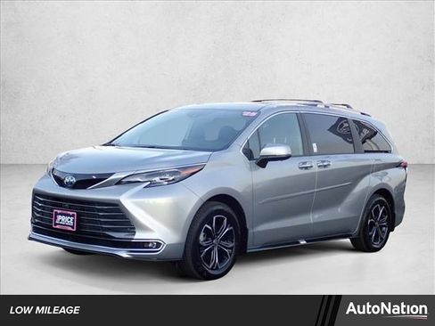 Used 2025 Toyota Sienna Platinum image 1