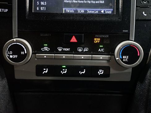 Used 2014 Toyota Camry SE FWD image 19