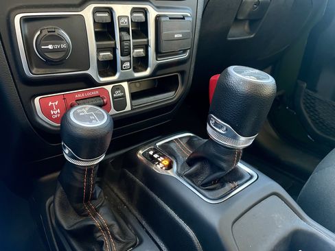 Used 2023 Jeep Gladiator Mojave w/ Trailer Tow Package AWD/4WD image 18