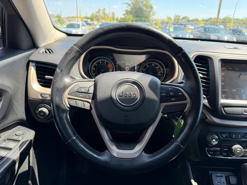 Used 2016 Jeep Cherokee Latitude FWD image 21