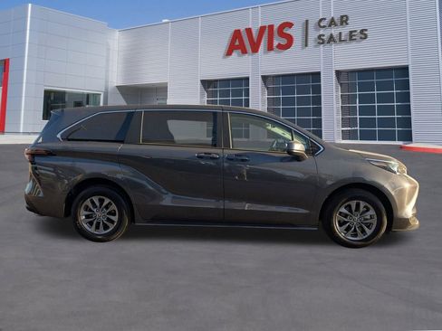 Used 2025 Toyota Sienna LE image 7