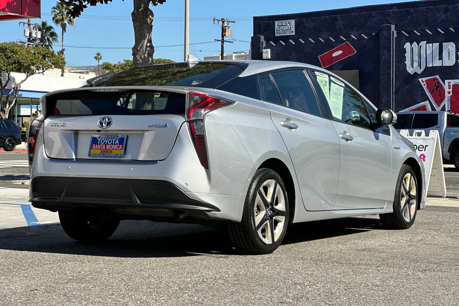 Used 2018 Toyota Prius Three Touring FWD image 4