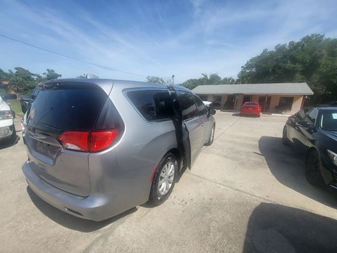 Used 2017 Chrysler Pacifica Touring w/ Tire & Wheel Group FWD image 24