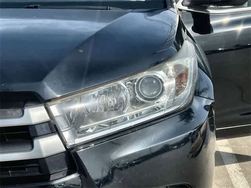 Used 2017 Toyota Highlander XLE image 24