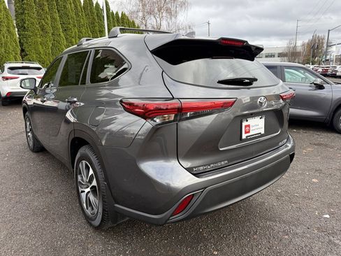 Certified 2023 Toyota Highlander XLE image 6