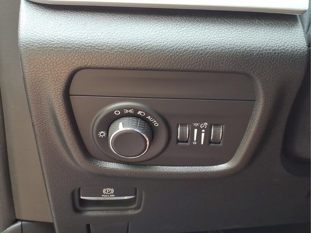 Used 2023 Jeep Grand Cherokee Laredo w/ Luxury Tech Group I AWD/4WD image 31