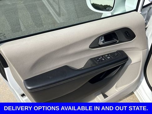 Used 2022 Chrysler Pacifica Touring-L FWD image 22