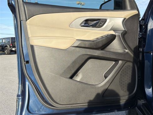 Used 2022 Chevrolet Traverse LS FWD image 9