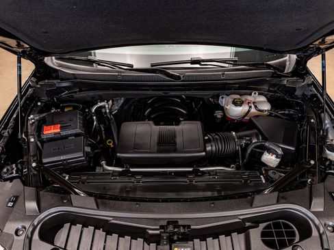 Used 2025 Chevrolet Suburban Z71 w/ Comfort Package image 32