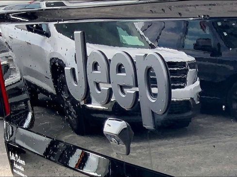Used 2024 Jeep Gladiator Sport AWD/4WD image 7