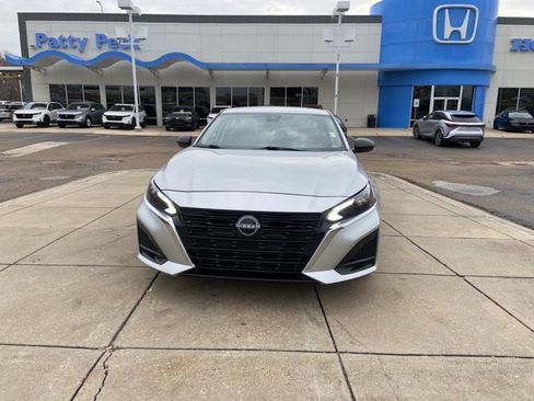 Used 2024 Nissan Altima 2.5 SV image 3