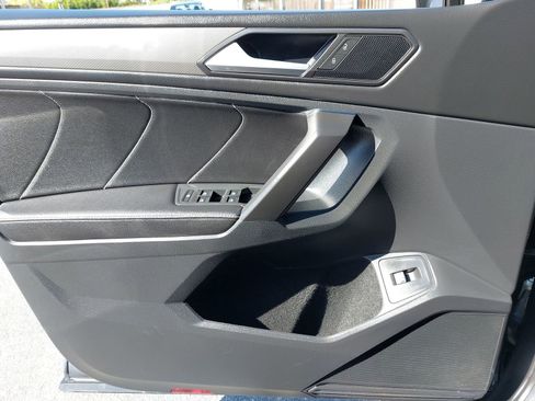 Used 2022 Volkswagen Tiguan SE image 30