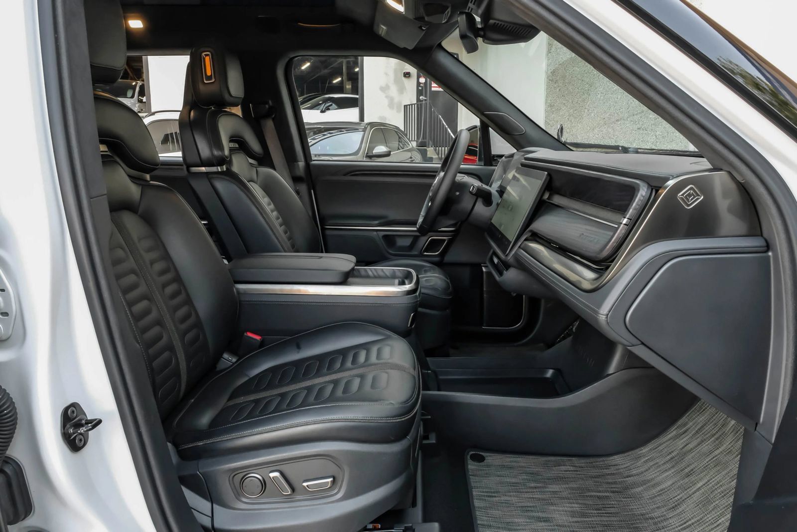 Used 2024 Rivian R1S Adventure Dual AWD/4WD image 43