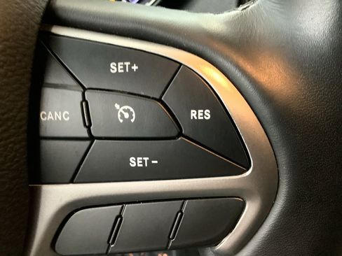 Used 2022 Jeep Grand Cherokee Limited image 17