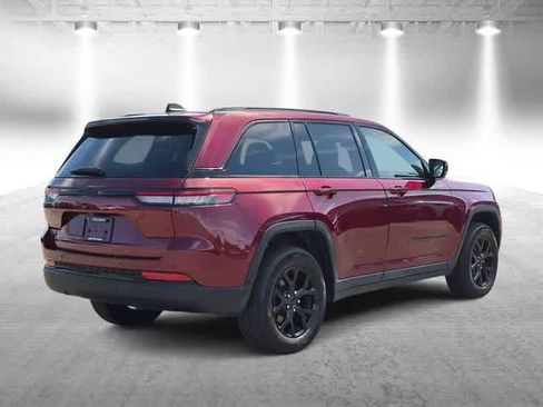 Used 2024 Jeep Grand Cherokee Altitude AWD/4WD image 8