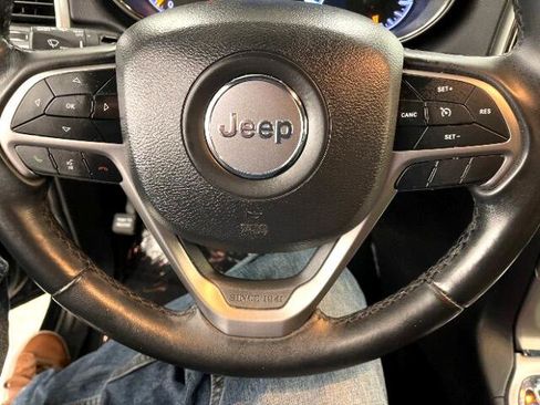 Used 2021 Jeep Grand Cherokee Laredo image 20