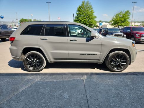 Used 2021 Jeep Grand Cherokee Laredo X RWD image 6