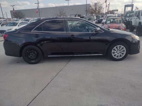 Used 2014 Toyota Camry L image 8