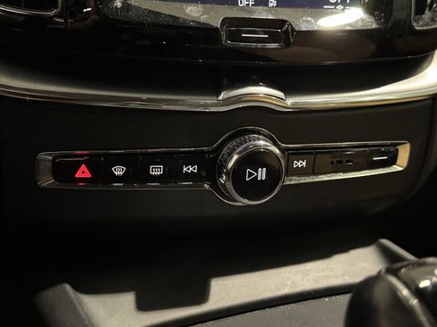 Used 2018 Volvo XC60 T6 Momentum w/ Convenience Package image 10