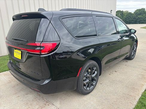 New 2027 Chrysler Pacifica Limited AWD/4WD image 4