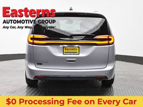 Used 2024 Chrysler Pacifica Touring-L FWD image 6
