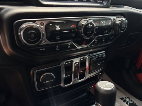 Used 2020 Jeep Wrangler Unlimited Sahara AWD/4WD image 22