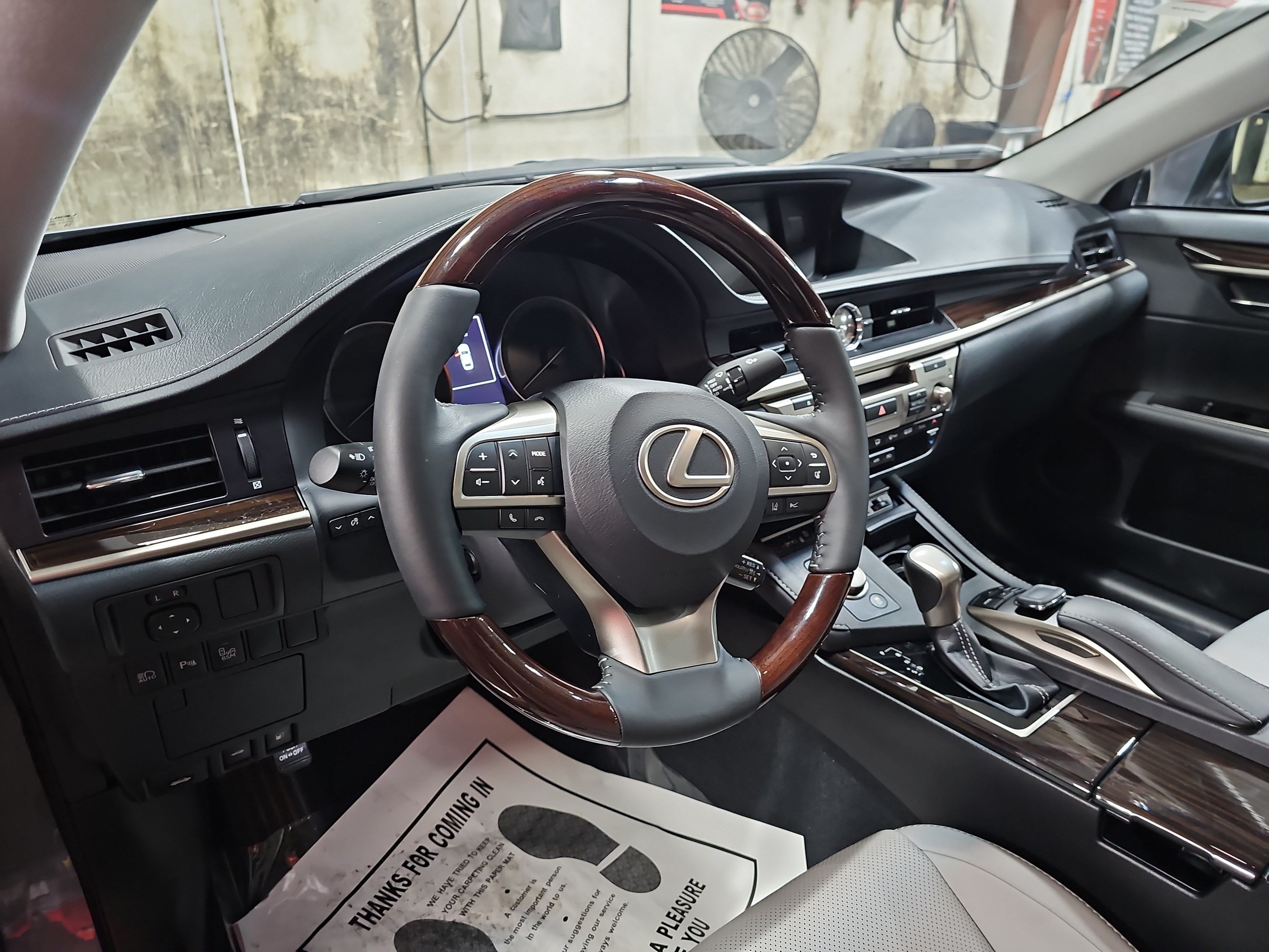 Used 2018 Lexus ES 350 w/ Luxury Package w/Wood Trim FWD image 16