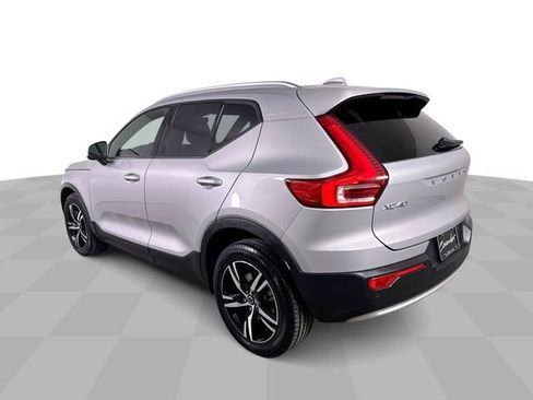 Used 2023 Volvo XC40 B5 Core image 13