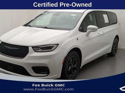 Used 2022 Chrysler Pacifica Limited w/ Uconnect Theater Family Group