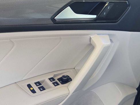 Used 2023 Volkswagen Tiguan SE w/ Panoramic Sunroof Package image 37