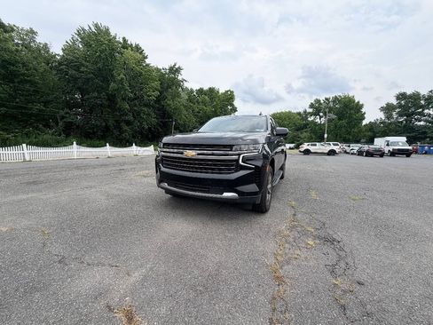 Used 2022 Chevrolet Suburban LT AWD/4WD image 2