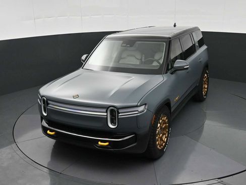 Used 2025 Rivian R1S Premium AWD/4WD image 30