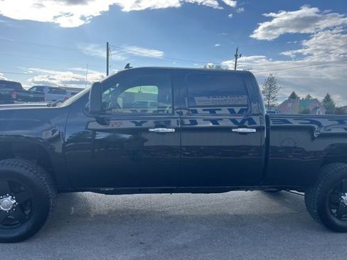 Used 2011 GMC Sierra 2500 Denali w/ Suspension Package, Off-Road AWD/4WD image 9