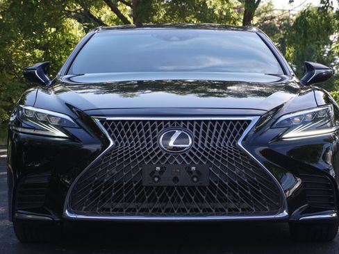 Used 2018 Lexus LS 500 w/ Accessory Package (Z2) RWD image 3