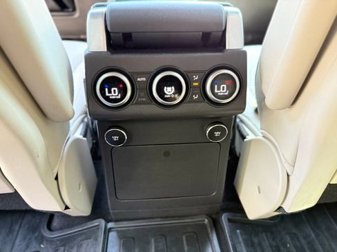 Used 2020 Land Rover Discovery Landmark AWD/4WD image 29