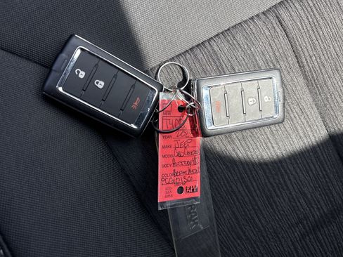 Used 2023 Jeep Grand Cherokee Laredo RWD image 36
