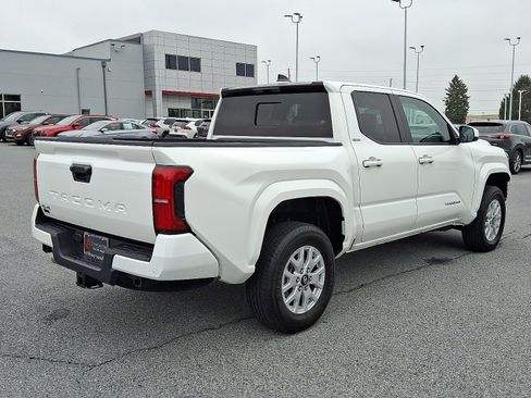 Certified 2024 Toyota Tacoma SR5 AWD/4WD image 7
