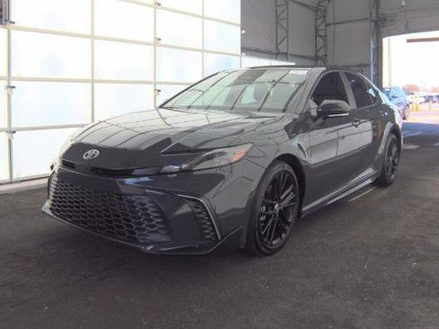 Used 2025 Toyota Camry SE w/ Convenience Package image 2