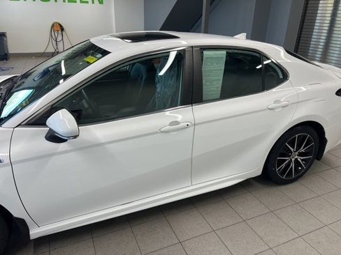 Used 2021 Toyota Camry SE w/ Cold Weather Package image 4