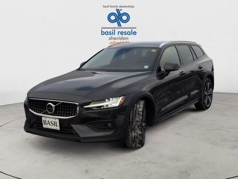 Used 2025 Volvo V60 B5 Cross Country Plus image 2