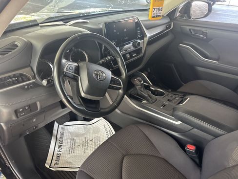 Used 2023 Toyota Highlander LE FWD image 5