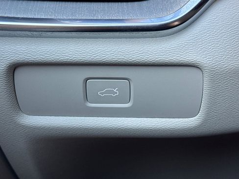 Used 2025 Volvo V60 B5 Cross Country Ultra w/ Protection Package Premier image 32