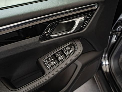 Certified 2025 Porsche Macan AWD/4WD image 21