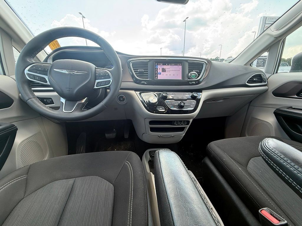 Used 2023 Chrysler Voyager LX FWD image 9