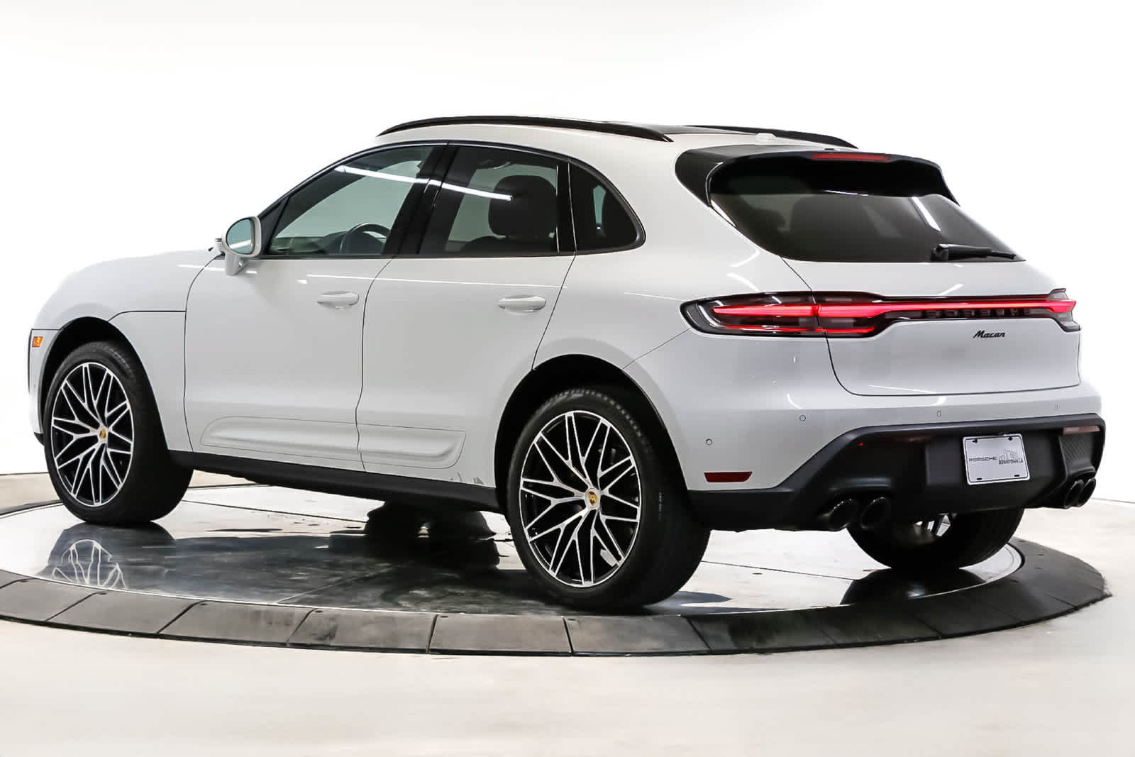 Certified 2024 Porsche Macan AWD/4WD image 3
